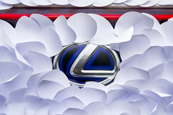 UMĚLCI PROMĚNILI LEXUS UX V KVĚTINOVOU ZAHRADU