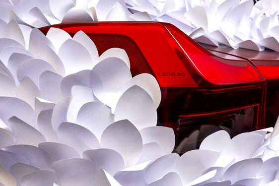 UMĚLCI PROMĚNILI LEXUS UX V KVĚTINOVOU ZAHRADU
