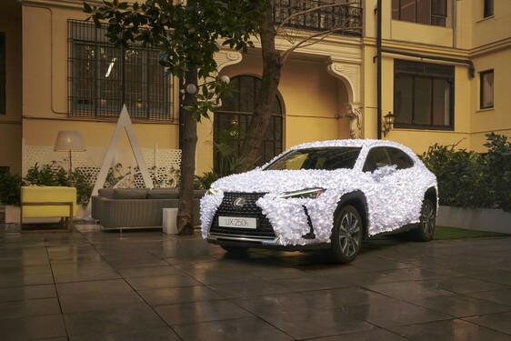 UMĚLCI PROMĚNILI LEXUS UX V KVĚTINOVOU ZAHRADU