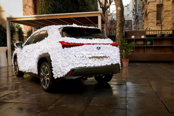 UMĚLCI PROMĚNILI LEXUS UX V KVĚTINOVOU ZAHRADU
