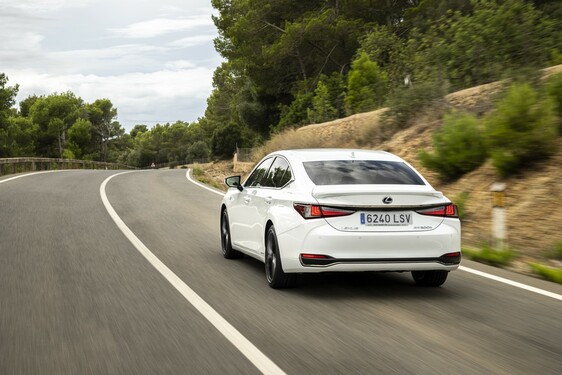 ES 300H F SPORT