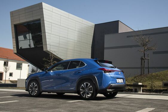 Lexus UX - local