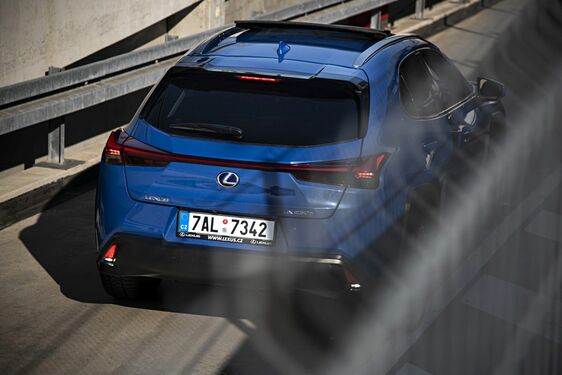 Lexus UX - local