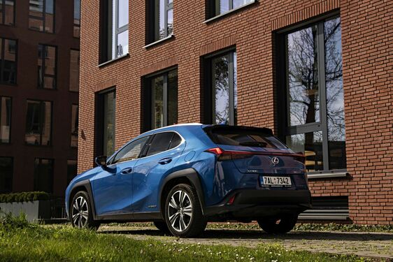 Lexus UX - local