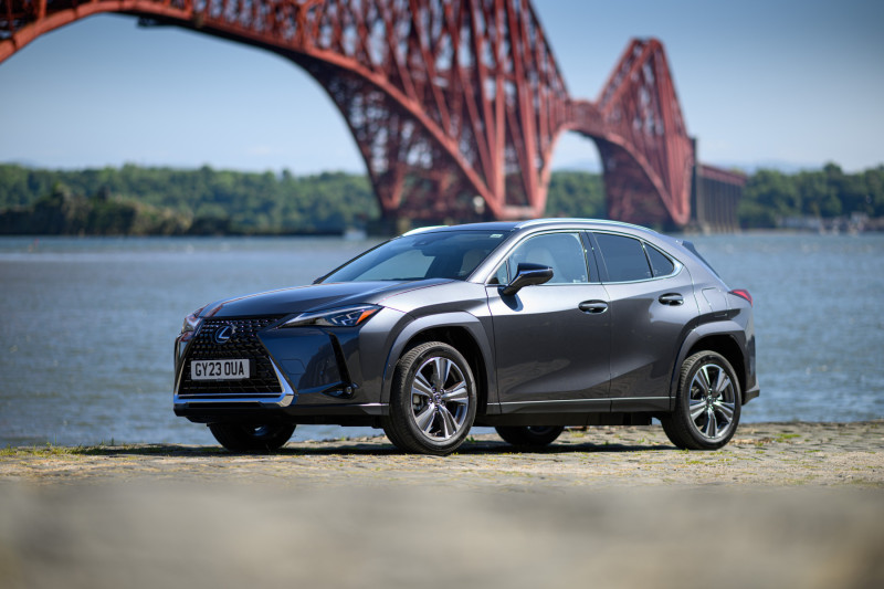 PŘICHÁZÍ MODERNIZOVANÝ ELEKTRICKÝ LEXUS UX 300e