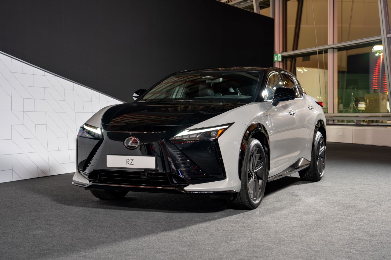 SVĚTOVÁ PREMIÉRA NOVÉHO ELEKTRICKÉHO SUV LEXUS RZ 