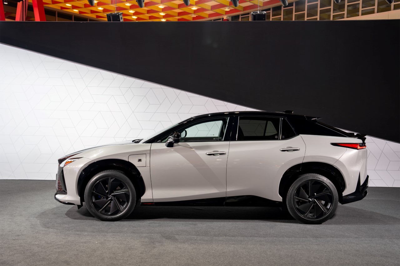 SVĚTOVÁ PREMIÉRA NOVÉHO ELEKTRICKÉHO SUV LEXUS RZ 