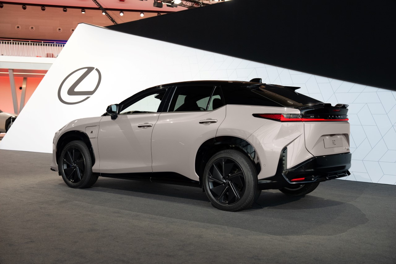 SVĚTOVÁ PREMIÉRA NOVÉHO ELEKTRICKÉHO SUV LEXUS RZ 