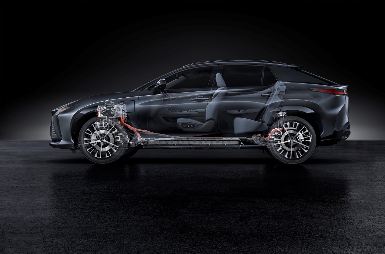 LEXUS UVÁDÍ ČISTĚ ELEKTRONICKÉ ŘÍZENÍ A VIRTUÁLNÍ MANUÁLNÍ ŘAZENÍ