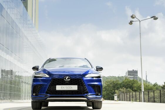Lexus RX500h - local