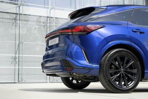 Lexus RX500h - local