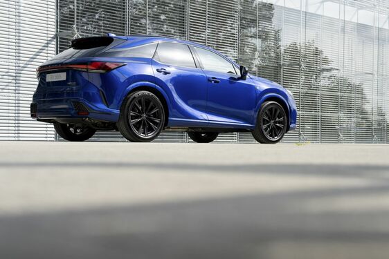 Lexus RX500h - local