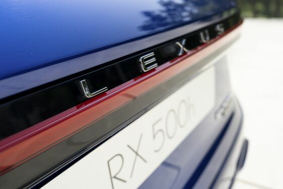 Lexus RX500h - local