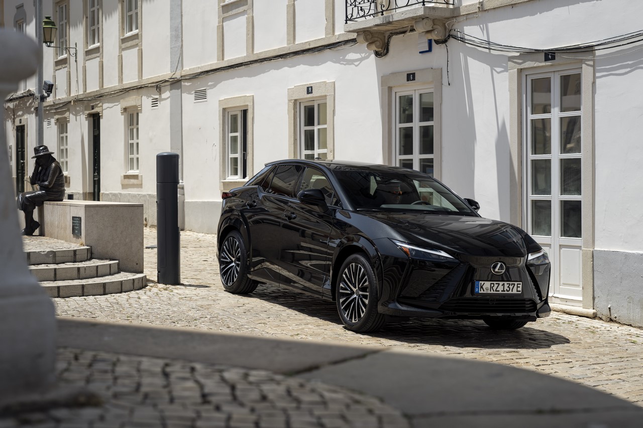 NOVÝ LEXUS RZ