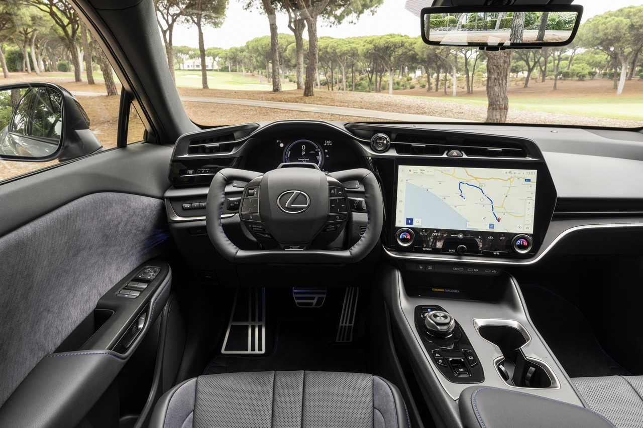 NOVÝ LEXUS RZ