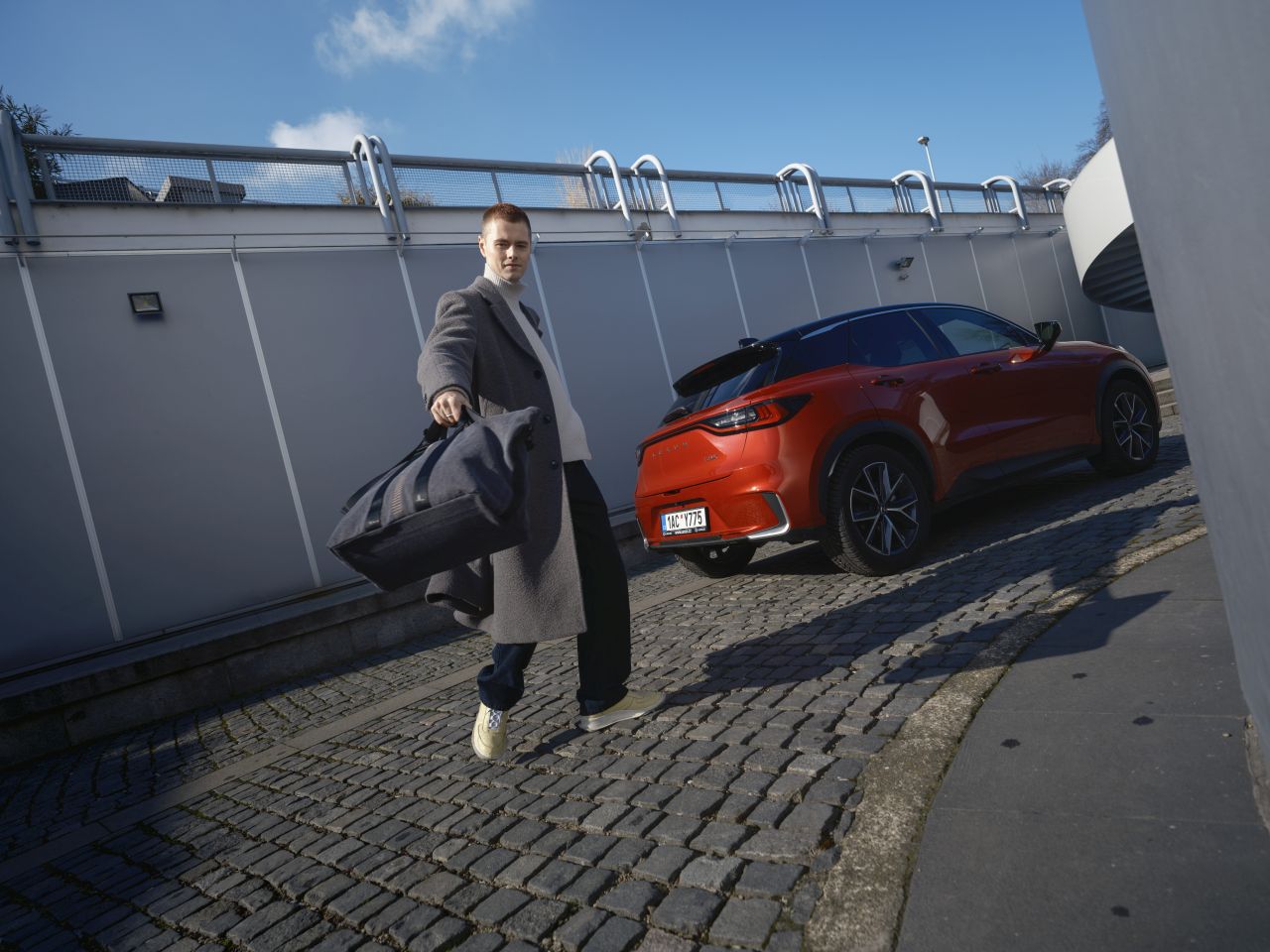 NÁVRHÁŘ JAN ČERNÝ NAVRHL VÍKENDOVOU TAŠKU PRO LEXUS, EXISTUJE JEN V 50 KUSECH