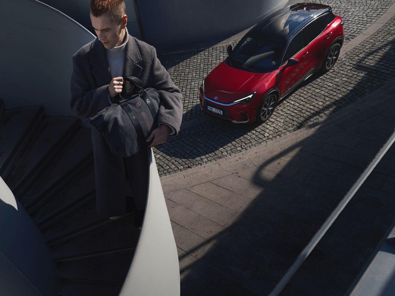 NÁVRHÁŘ JAN ČERNÝ NAVRHL VÍKENDOVOU TAŠKU PRO LEXUS, EXISTUJE JEN V 50 KUSECH