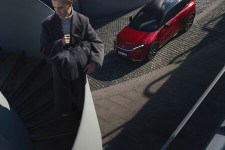 NÁVRHÁŘ JAN ČERNÝ NAVRHL VÍKENDOVOU TAŠKU PRO LEXUS, EXISTUJE JEN V 50 KUSECH