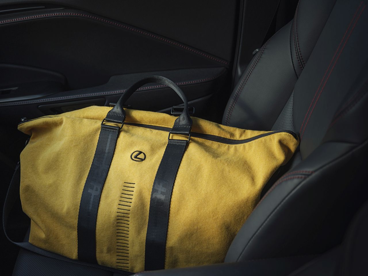 NÁVRHÁŘ JAN ČERNÝ NAVRHL VÍKENDOVOU TAŠKU PRO LEXUS, EXISTUJE JEN V 50 KUSECH