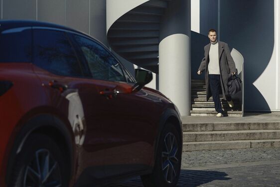 Návrhář Jan Černý navrhl víkendovou tašku pro Lexus