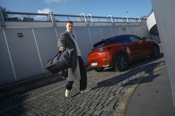 Návrhář Jan Černý navrhl víkendovou tašku pro Lexus