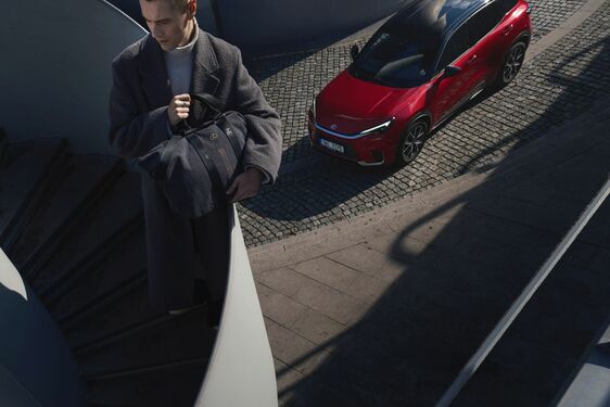 Návrhář Jan Černý navrhl víkendovou tašku pro Lexus