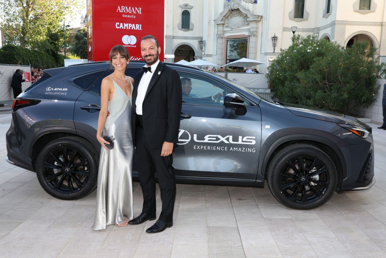 LEXUS OSLAVIL VÍTĚZE ZLATÉHO LVA JIMA JARMUSCHE PŘI ZÁVĚRU 82. MEZINÁRODNÍHO FILMOVÉHO FESTIVALU V BENÁTKÁCH