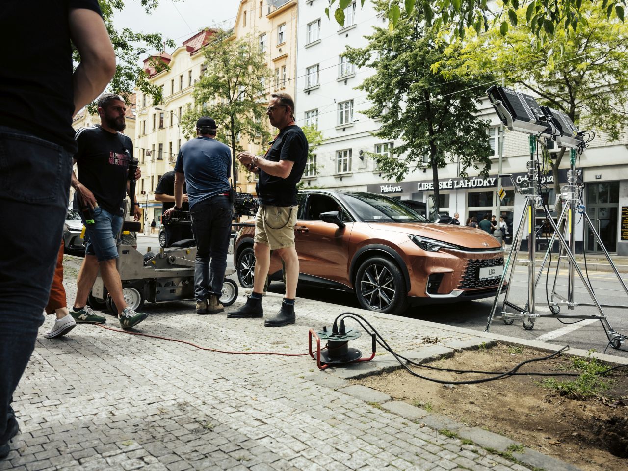 LEXUS NATÁČEL NOVÝ EVROPSKÝ SPOT NA MODEL LBX V PRAZE