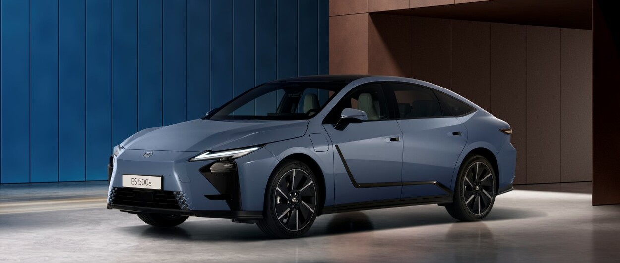 NOVÝ LEXUS ES UŽ MÁ ČESKÉ CENY. ZAČAL JEHO PŘEDPRODEJ, POPRVÉ SE OBJEVIL I V ČESKU