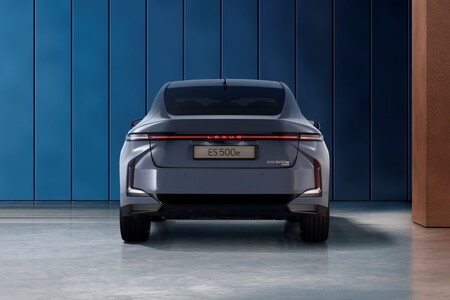 NOVÝ LEXUS ES UŽ MÁ ČESKÉ CENY. ZAČAL JEHO PŘEDPRODEJ, POPRVÉ SE OBJEVIL I V ČESKU