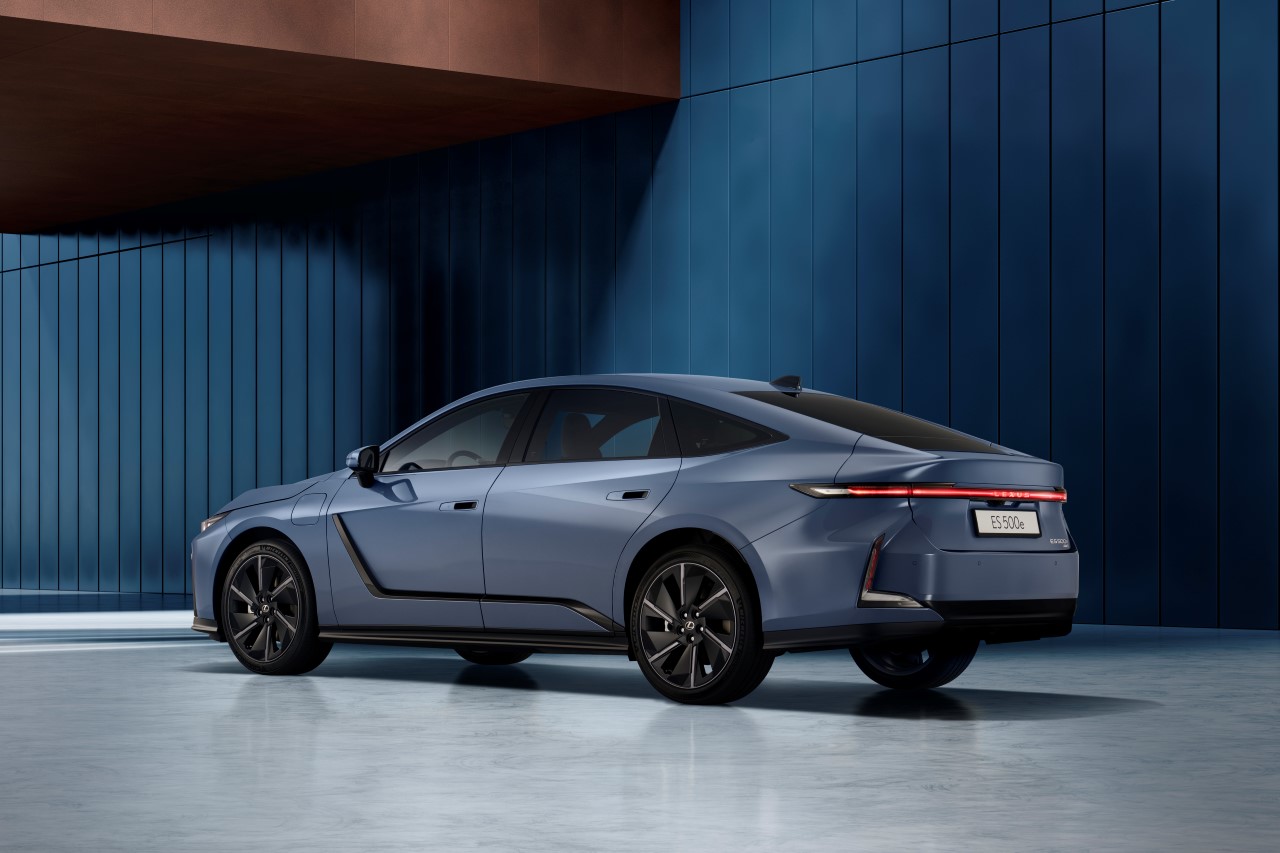 NOVÝ LEXUS ES UŽ MÁ ČESKÉ CENY. ZAČAL JEHO PŘEDPRODEJ, POPRVÉ SE OBJEVIL I V ČESKU