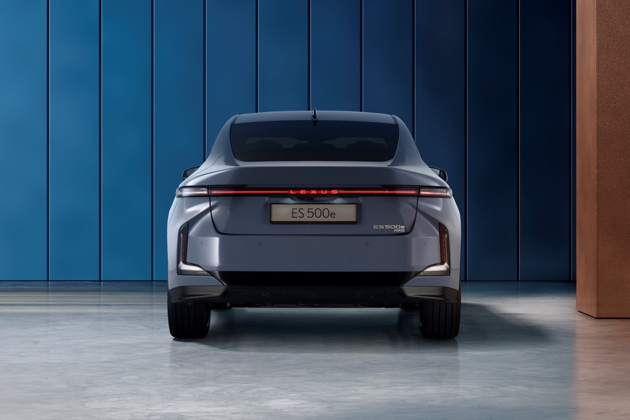 NOVÝ LEXUS ES UŽ MÁ ČESKÉ CENY. ZAČAL JEHO PŘEDPRODEJ, POPRVÉ SE OBJEVIL I V ČESKU