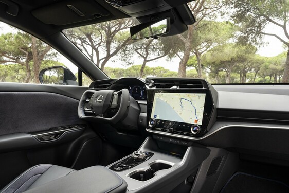 NOVÝ LEXUS RZ UŽ MÁ ČESKÉ CENY, JDE O PRVNÍ MODEL S ELEKTRONICKÝM ŘÍZENÍM STEER-BY-WIRE