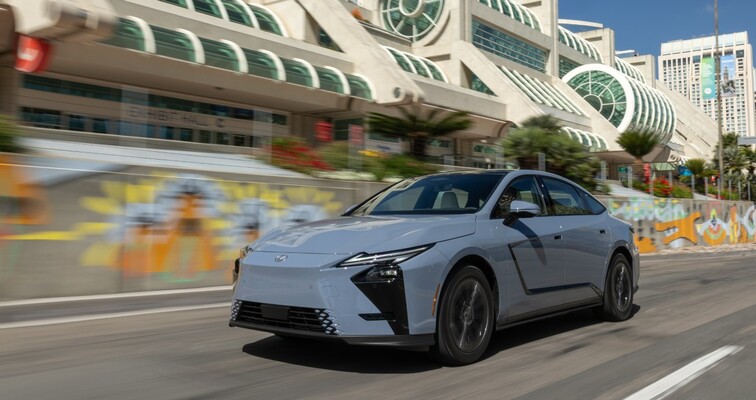 ZBRUSU NOVÝ LEXUS ES: LUXUSNÍ SEDAN V NOVÉM POJETÍ