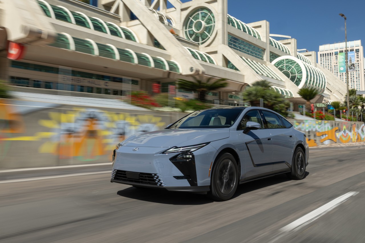 ZBRUSU NOVÝ LEXUS ES: LUXUSNÍ SEDAN V NOVÉM POJETÍ