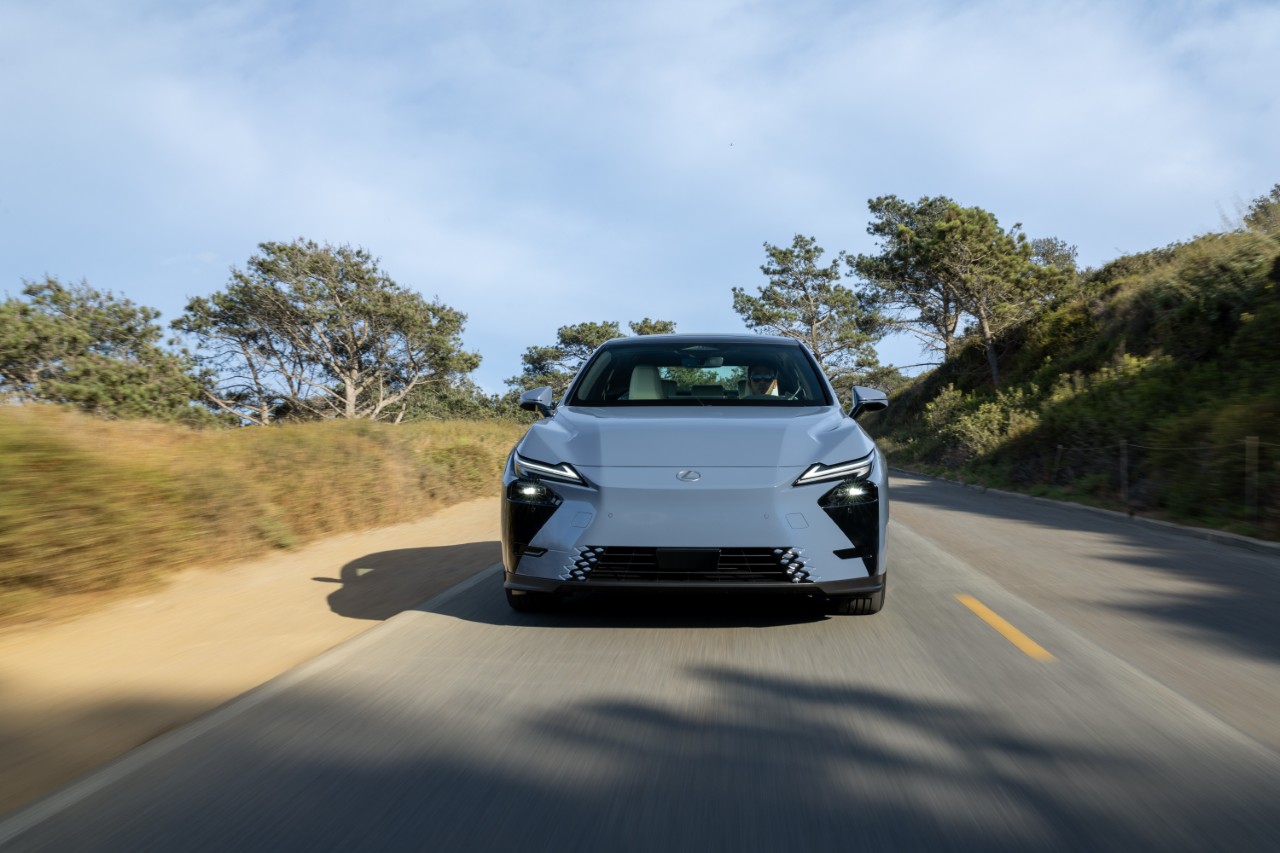 ZBRUSU NOVÝ LEXUS ES: LUXUSNÍ SEDAN V NOVÉM POJETÍ