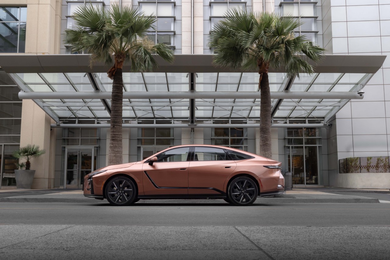 ZBRUSU NOVÝ LEXUS ES: LUXUSNÍ SEDAN V NOVÉM POJETÍ