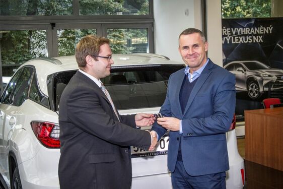 VOZOVÝ PARK AUTOPŮJČOVNY CZECHOCAR – ENTERPRISE RENT-A-CAR OBOHATILO PĚT VOZŮ LEXUS RX 