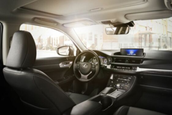 MODERNIZOVANÝ LEXUS CT 200h: SPORTOVNĚJŠÍ VZHLED, UPRAVENÝ INTERIÉR A PROGRESIVNÍ VÝBAVA
