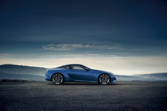  Lexus LC v novém modrém odstínu Structural Blue