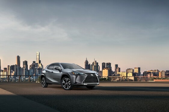 PREMIÉRY LEXUS V ŽENEVĚ: NOVÝ CROSSOVER UX A SEDMIMÍSTNÉ RX L