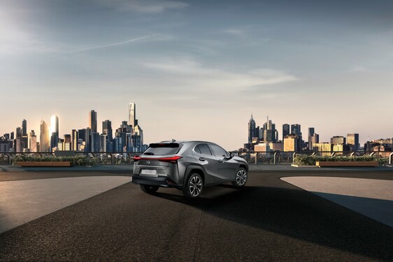 PREMIÉRY LEXUS V ŽENEVĚ: NOVÝ CROSSOVER UX A SEDMIMÍSTNÉ RX L