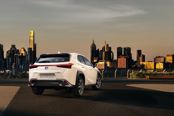 PREMIÉRY LEXUS V ŽENEVĚ: NOVÝ CROSSOVER UX A SEDMIMÍSTNÉ RX L