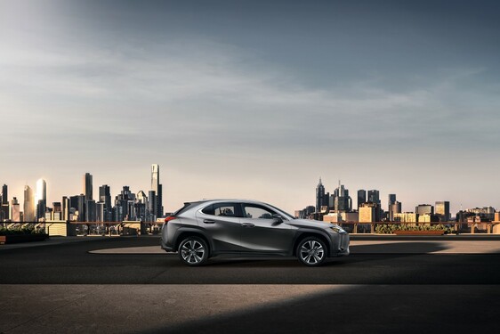 PREMIÉRY LEXUS V ŽENEVĚ: NOVÝ CROSSOVER UX A SEDMIMÍSTNÉ RX L