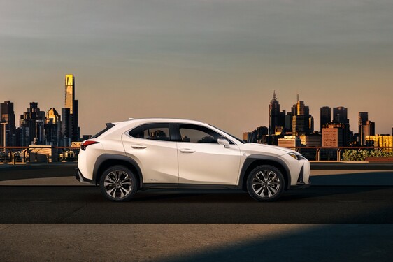 PREMIÉRY LEXUS V ŽENEVĚ: NOVÝ CROSSOVER UX A SEDMIMÍSTNÉ RX L