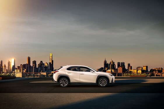 PREMIÉRY LEXUS V ŽENEVĚ: NOVÝ CROSSOVER UX A SEDMIMÍSTNÉ RX L