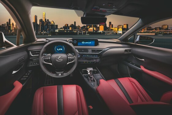 PREMIÉRY LEXUS V ŽENEVĚ: NOVÝ CROSSOVER UX A SEDMIMÍSTNÉ RX L