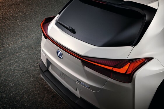 PREMIÉRY LEXUS V ŽENEVĚ: NOVÝ CROSSOVER UX A SEDMIMÍSTNÉ RX L