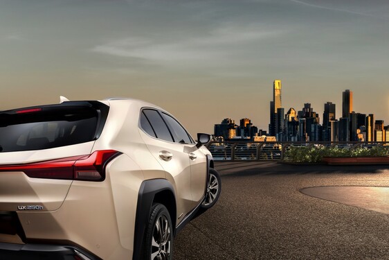 PREMIÉRY LEXUS V ŽENEVĚ: NOVÝ CROSSOVER UX A SEDMIMÍSTNÉ RX L