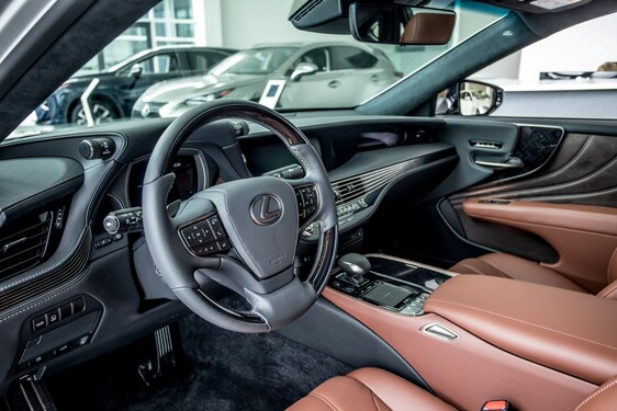 LEXUS OTEVŘEL NOVÝ SHOWROOM V KARLOVÝCH VARECH 